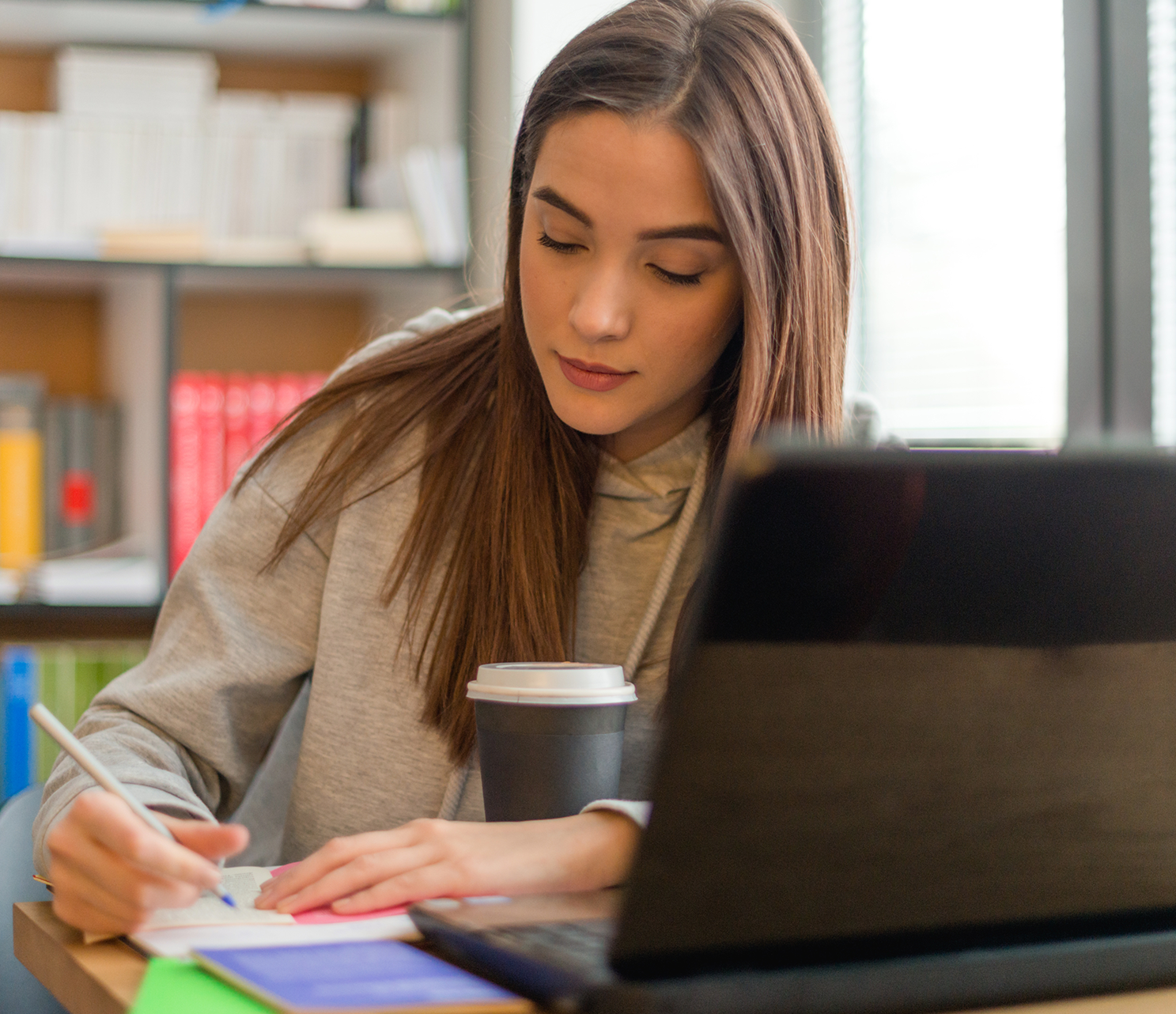 Studentin arbeitet am Laptop