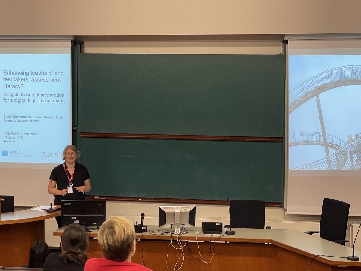 Dr. Sonja Zimmermann hält auf der EALTA an der Universität Helsinki ihren Vortag zum Thema: "Enhancing teachers’ and test takers‘ assessment literacy? Insights from test preparation for a high-stakes digital exam".