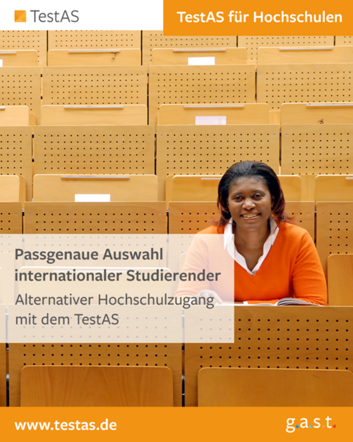 Eine junge Studierende sitzt im Hörsaal und hat konzentriert und freundlich lachend den Blick gehoben.