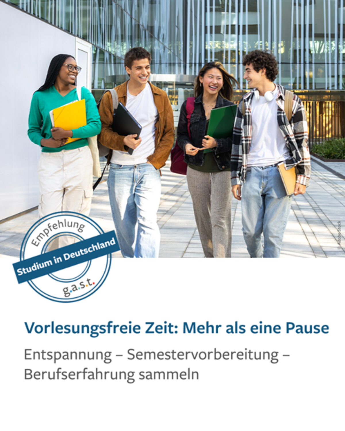 Imagebild zum Thema - Vorlesungsfreie Zeit. Vier Studierende verlassen gut gelaunt die Bibliothek.