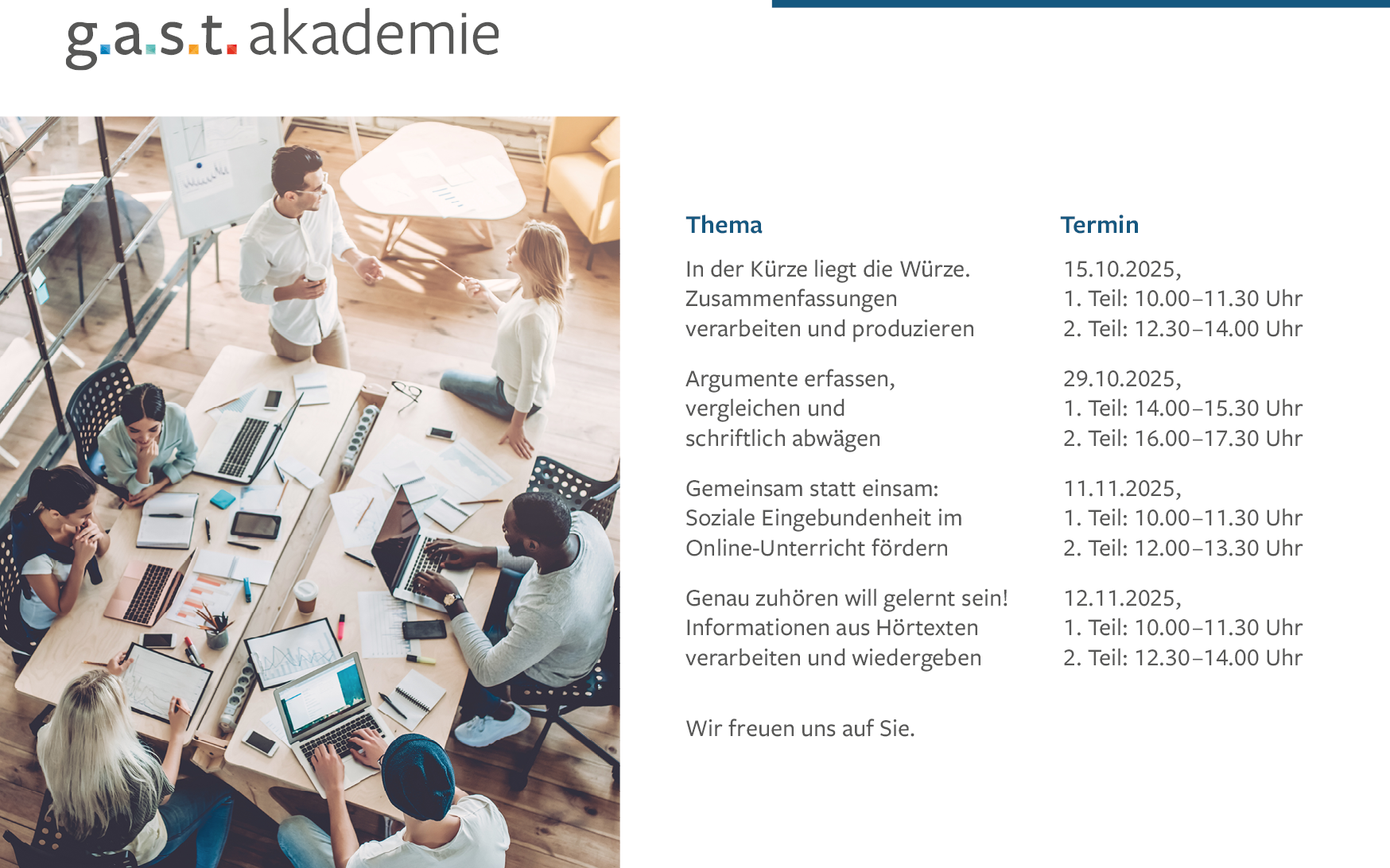 Auf dem Bild sind die Workshops der g.a.s.t.-Akademie im 2. Halbjahr 2025 aufgelistet. Ein Imagebild mit sieben jungen Leuten, die an einem Tisch sitzen, begleiten die Infos.