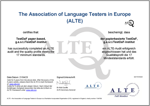 ALTE-Zertifikat für den papierbasierten TestDaF unterzeichnet von Dr. Nick Saville, gültig bis April 2028
