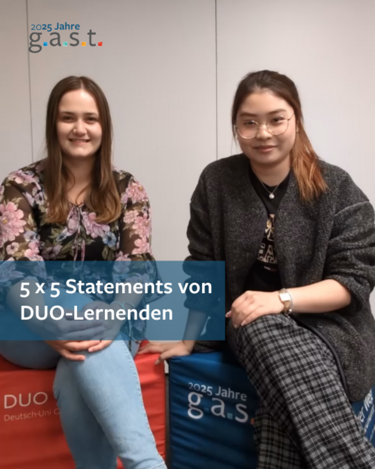 Startbild eines Reels zu 5x5 Statements von DUO-Lernenden: Im Rahmen unserer 25-Jahre-Kampagne haben wir unsere Lernenden zu ihren Erfahrungen mit der DUO befragt und fünf DUO-Geschichten gesammelt. In diesen berichten die DUO-Lernenden, wie sie das Lernen mit der DUO empfinden, was für sie besonders ist uvm.