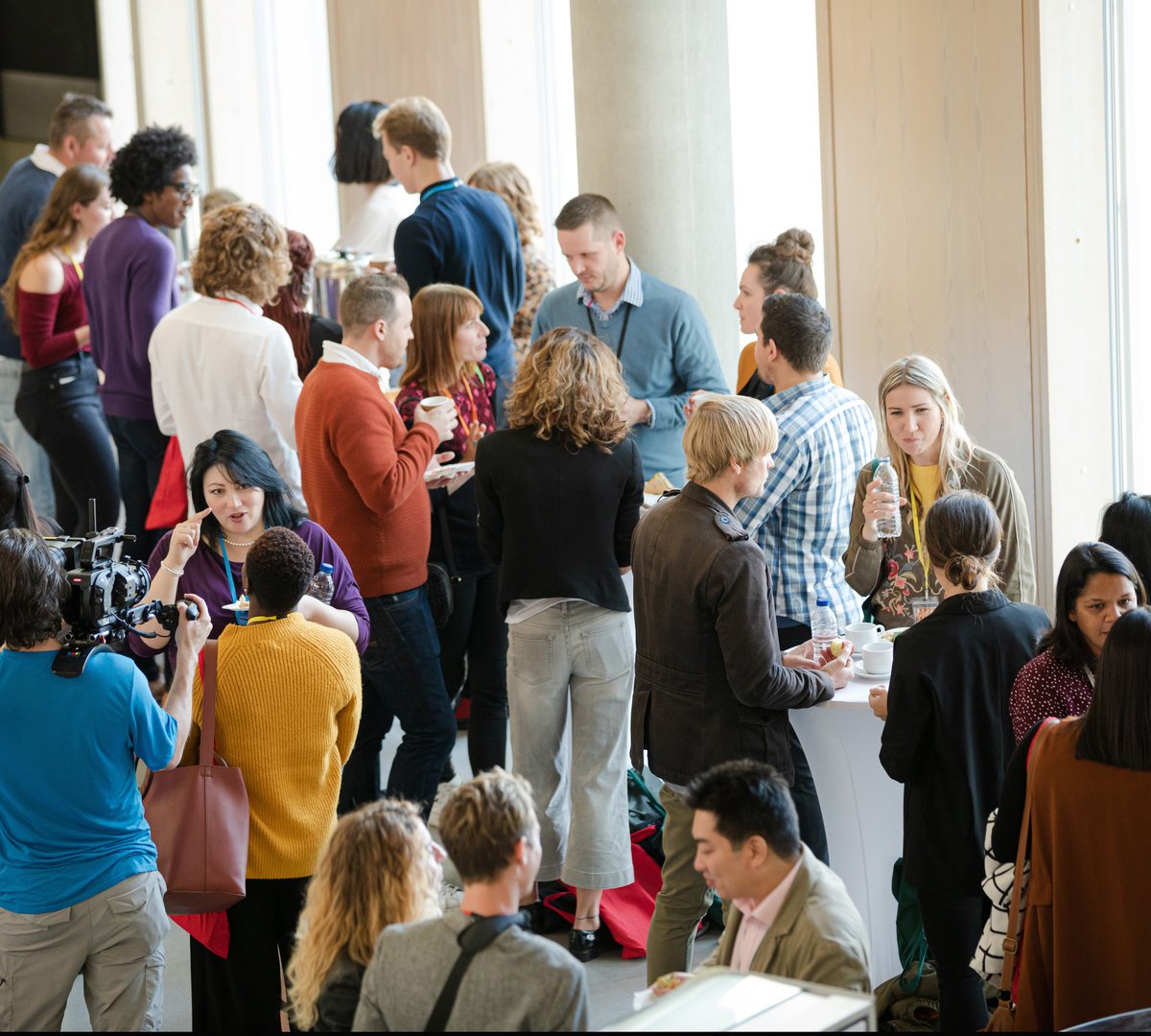 Tagung "DaF-Lehrkräfte im Dialog" | Foto: LSI Tagungspause: Mehrere Menschen im Gespräch stehen in Gruppen, teilweise an Stehtischen im Foyer