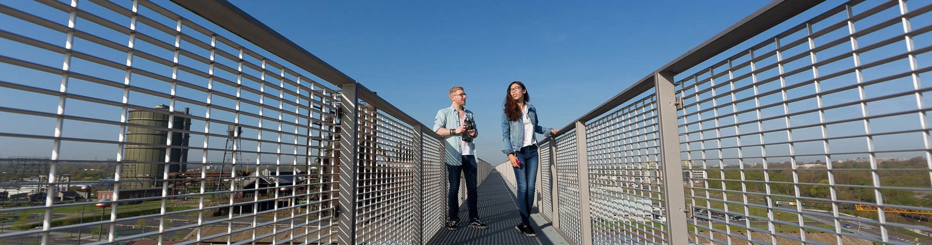 Zwei Studierende auf dem Skywalk auf Phoenix-West in Dortmund