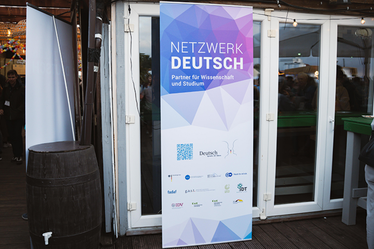 Banner mit Ausrichtern der Strandparty des „Netzwerk Deutsch“ am 31.07.2025