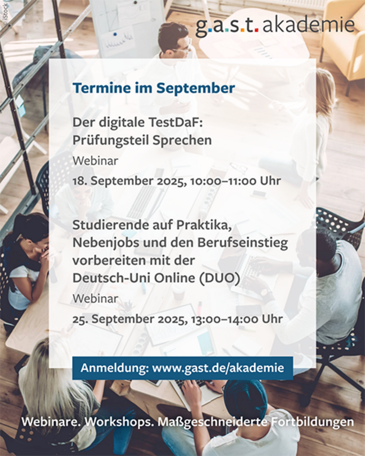 Eine Co-Working-Situation mit jungen Menschen dient als Hintergrundbild für eine Terminankündigung der g.a.s.t.-Akademie zum 25.09.2025 zum Thema "Der digitale TestDaF: Prüfungsteil Sprechen. 