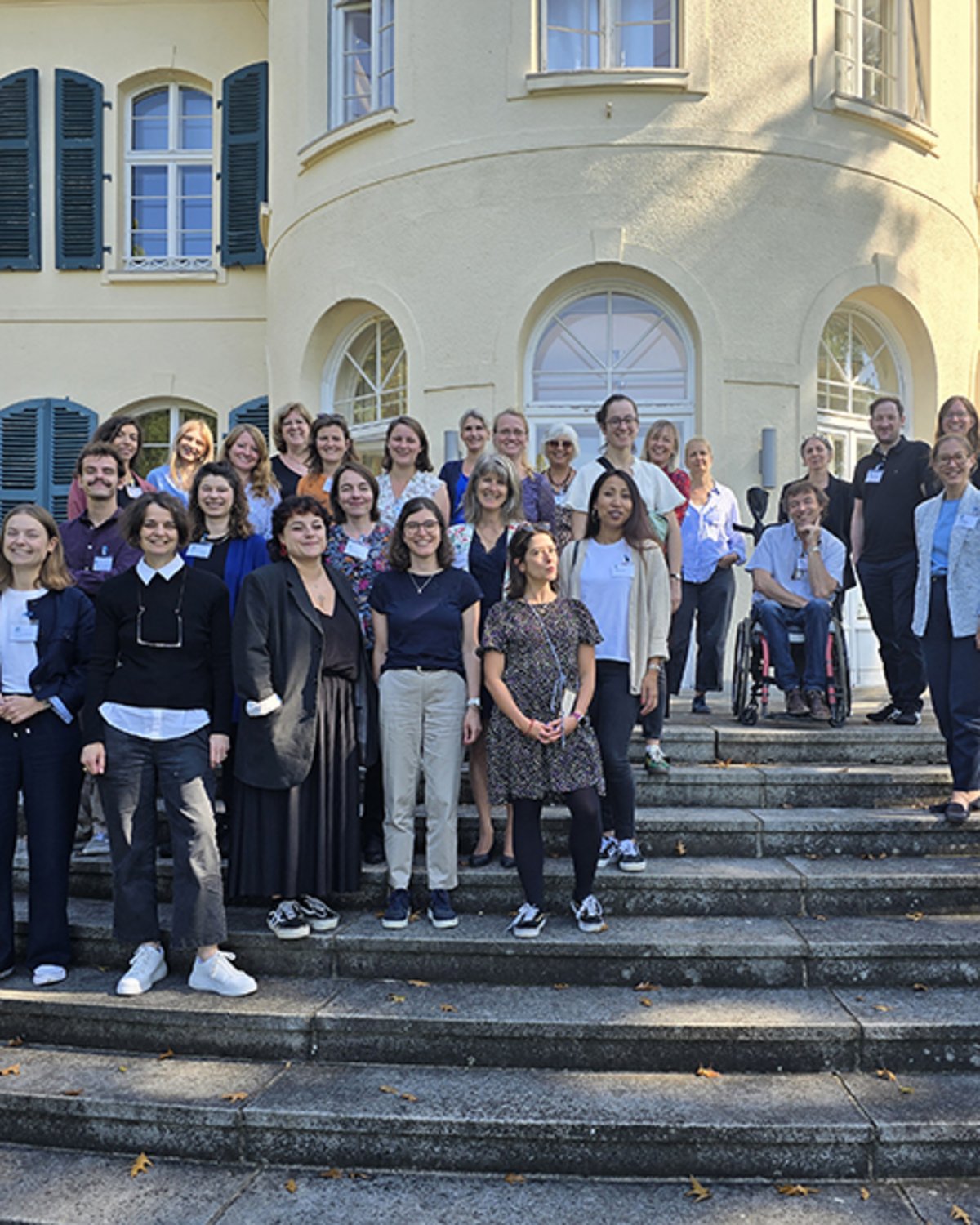 Vor dem Hauptgebäude der Deutsch-Französischen Hochschule in Saarbrücken versammeln sich die Schulungsteilnehmenden zu einem Gruppenfoto.