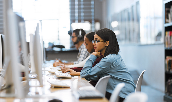 Mit dem dMAT in Ihr Master-Studium | iStock Studierende lernen in der Bibliothek