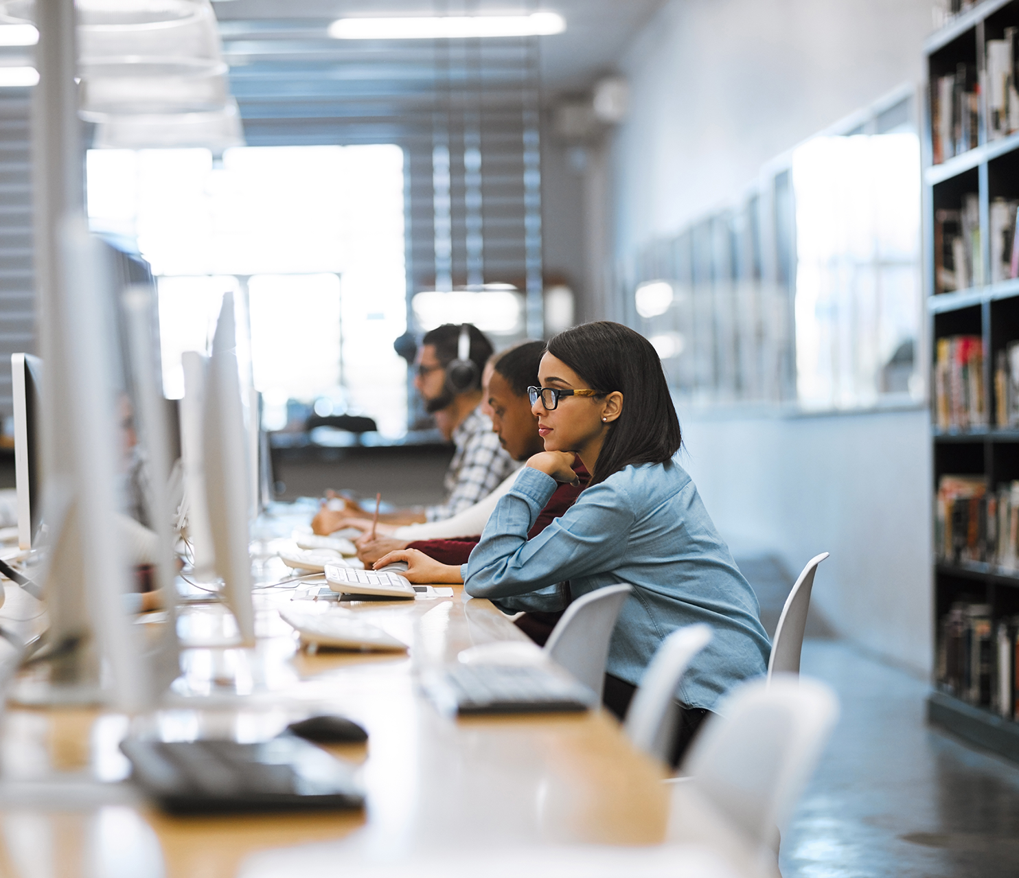 Mit dem dMAT in Ihr Master-Studium | iStock Studierende lernen in der Bibliothek
