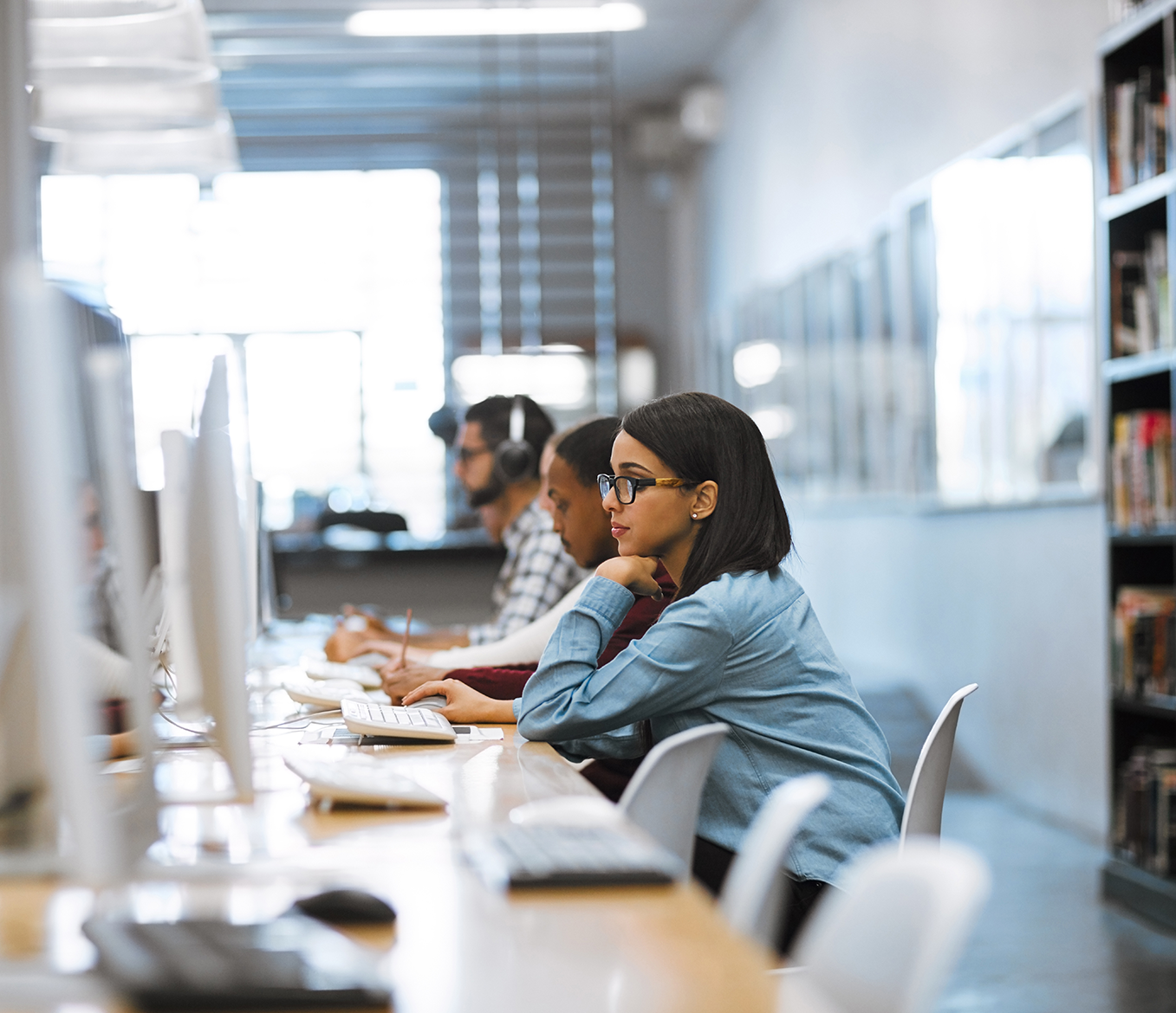 Mit dem dMAT in Ihr Master-Studium | iStock Studierende lernen in der Bibliothek