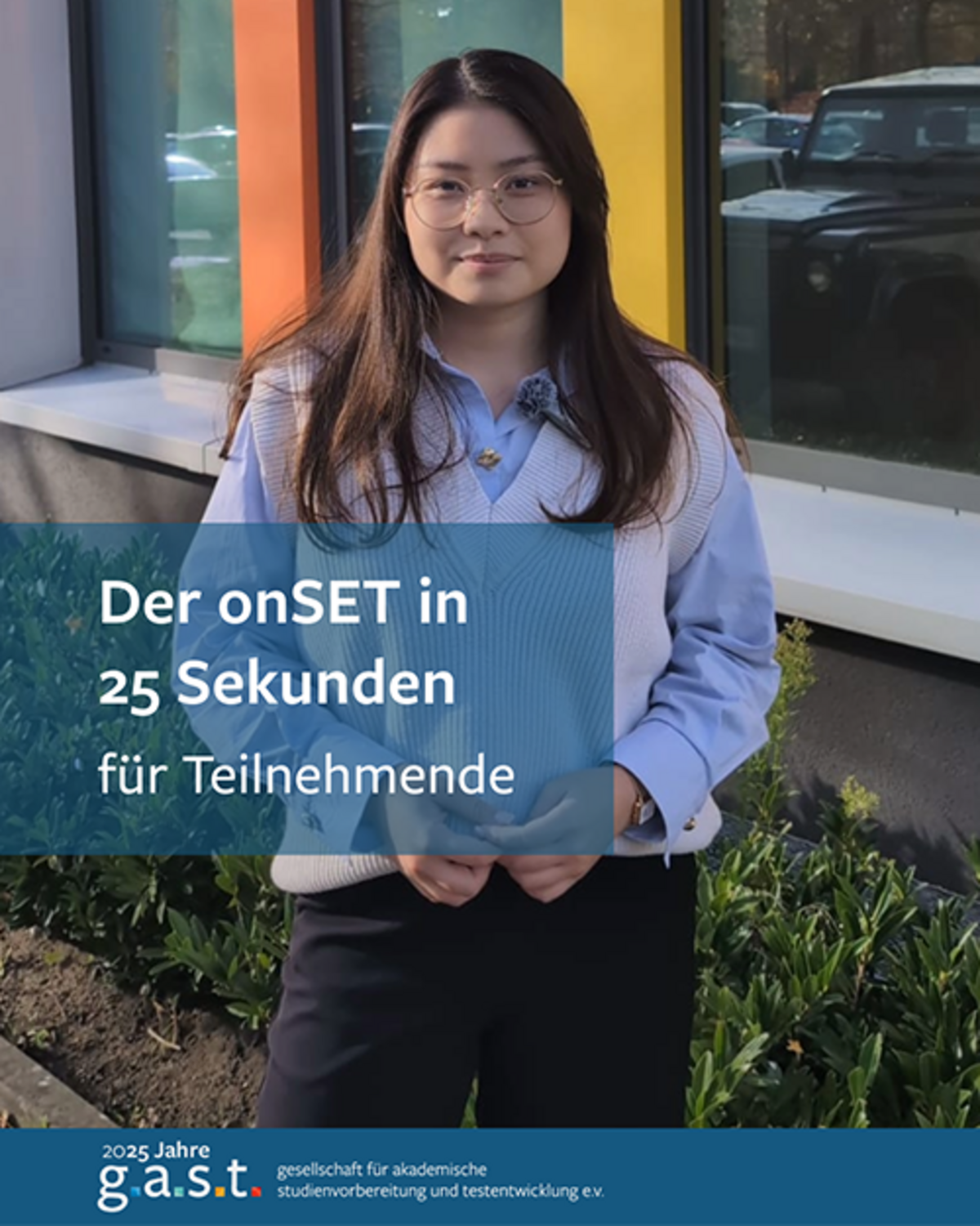 Der onSET in 25 Sekunden | g.a.s.t. Eine junge Frau steht vor dem Gebäude der g.a.s.t. und erklärt den onSET in wenigen Sekunden.