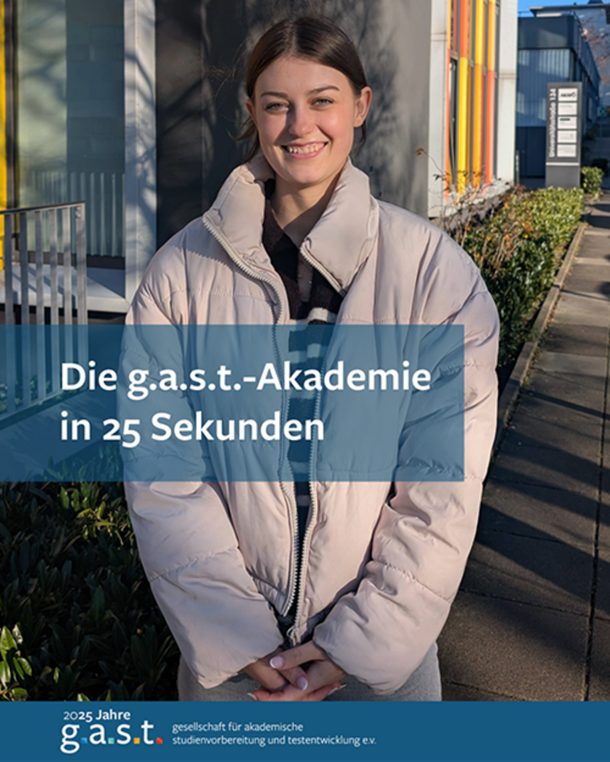 Die g.a.s.t.-Akademie in 25 Sekunden | g.a.s.t. Eine junge Frau steht vor dem Sitz des TestDaF-Instituts und erklärt die Säulen der g.a.s.t.-Akademie.