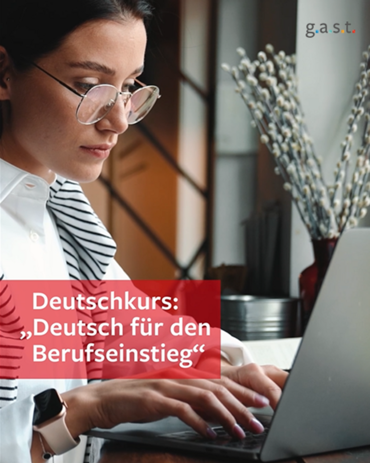 Imagebild: Eine junge Frau arbeitet konzentriert an einem Laptop.