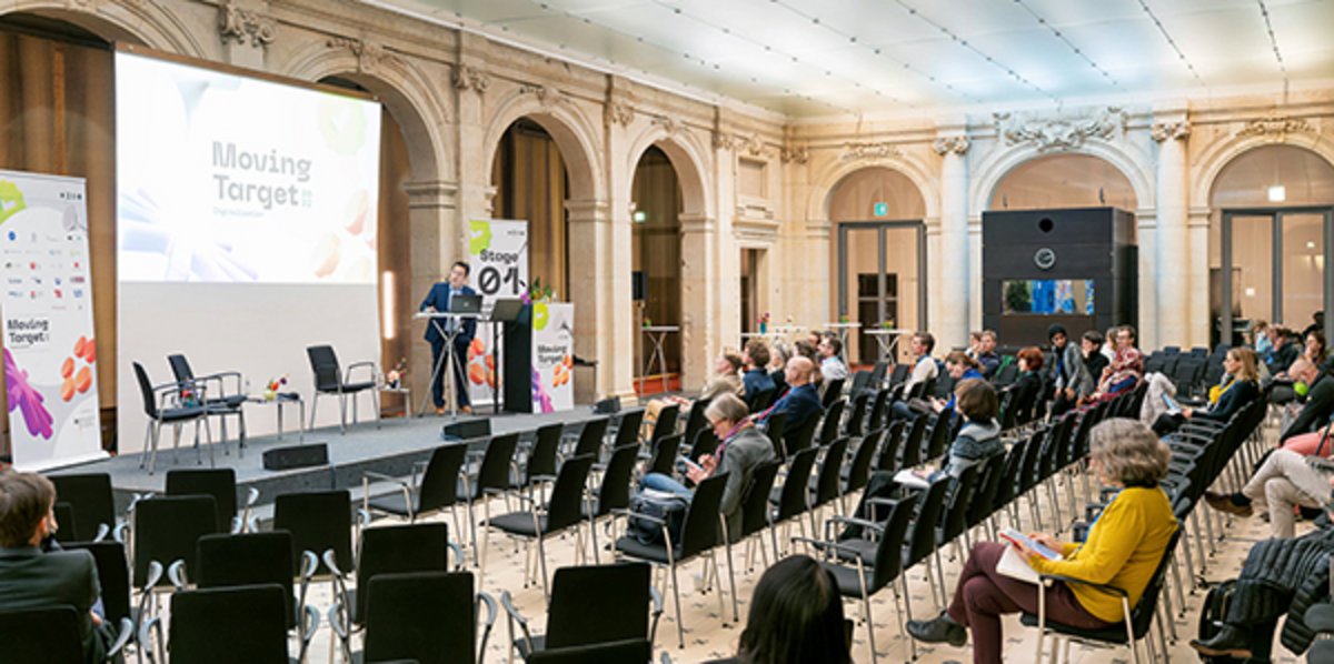 Duy Nguyen präsentiert das Projekt BIRD auf der Konferenz Moving Target Digitalisation in Berlin.