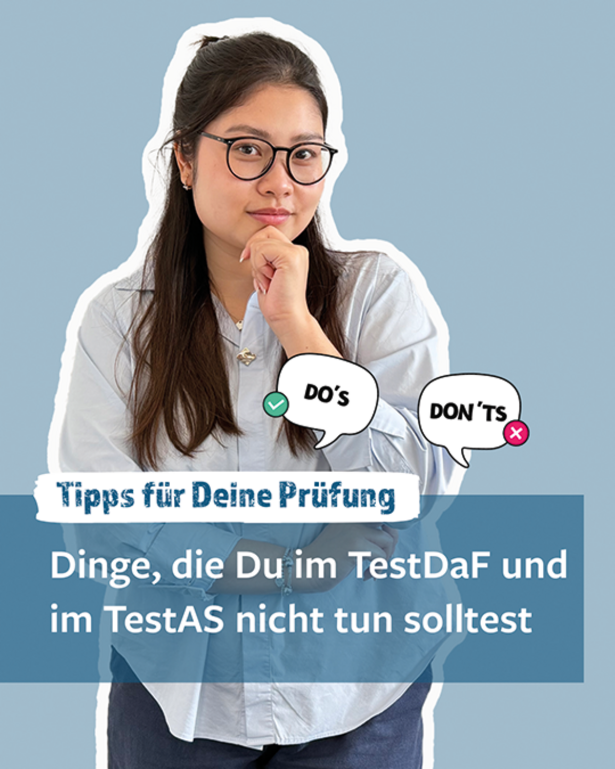 Eine junge Frau hält ihre linke Hand ans Kinn und schaut überlegend.