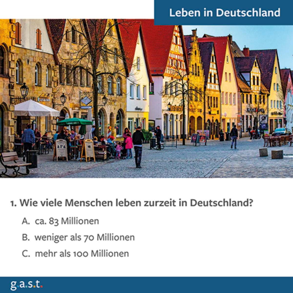 Einkauftsstraße mit Marktstand in einer Kleinstadt im Herbst