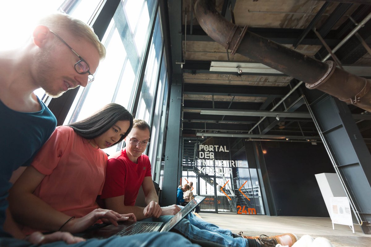 Sprachen lernen mit der Deutsch-Uni Online | g.a.s.t./Lutz Kampert Internationale Studierende mit Laptop im Besucherzentrum Ruhr der Zeche Zollverein in Essen