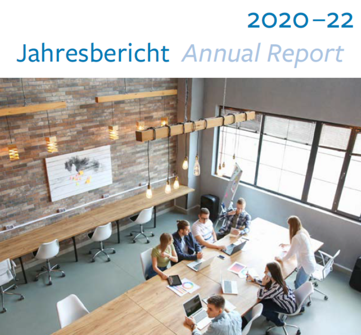 g.a.s.t.-Jahresbericht 2020_22-Titel | Adobe Stock Imagebild: Eine Gruppe Studierender arbeitet gemeinsam an einem Holztisch sitzend.