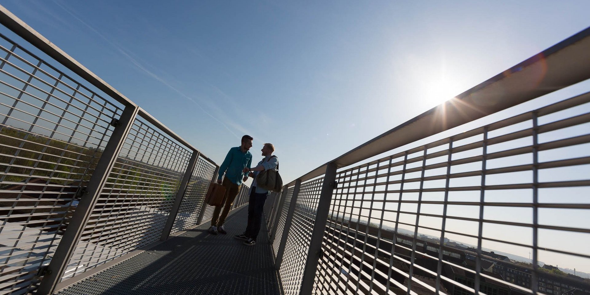Zwei junge Männer unterhalten sich auf den Skywalk auf Phoenix-West in Dortmund