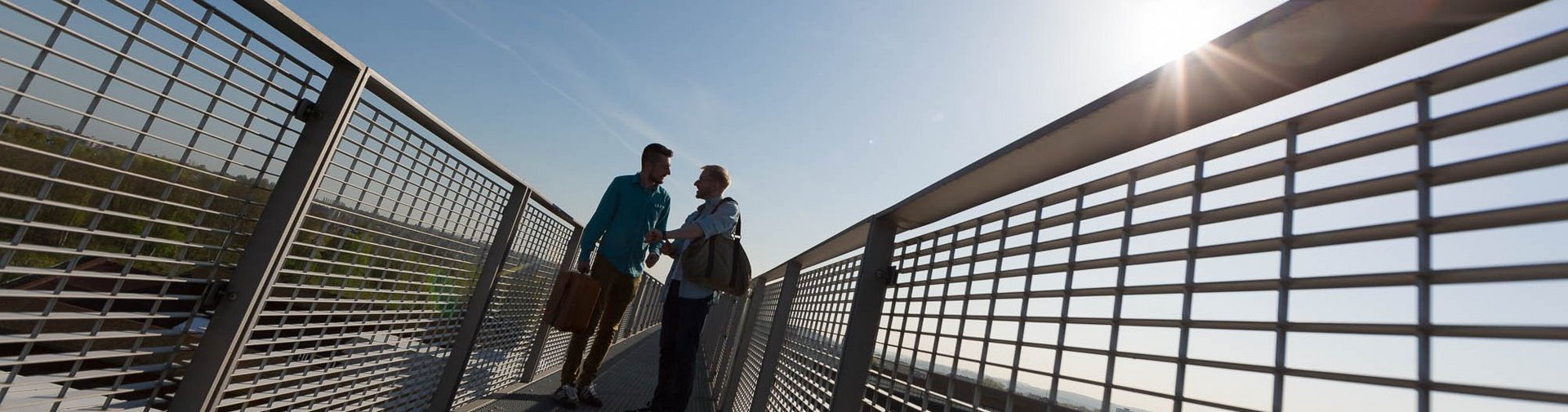 Zwei junge Männer unterhalten sich auf den Skywalk auf Phoenix-West in Dortmund