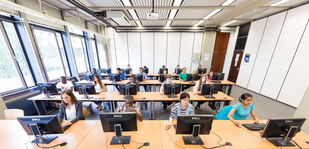 Blick in den Computerraum der RUB