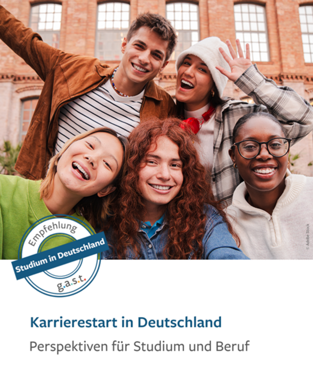 Fünf junge Menschen verschiedener Herkunft posieren vor einem Backsteingebäude. 