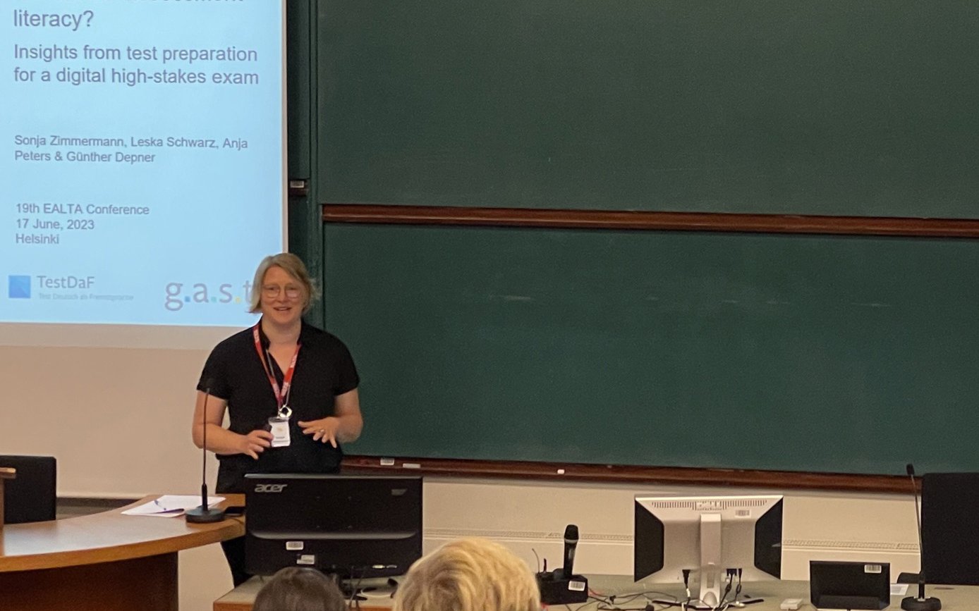 Dr. Sonja Zimmermann hält auf der EALTA an der Universität Helsinki ihren Vortag zum Thema: "Enhancing teachers’ and test takers‘ assessment literacy? Insights from test preparation for a high-stakes digital exam".