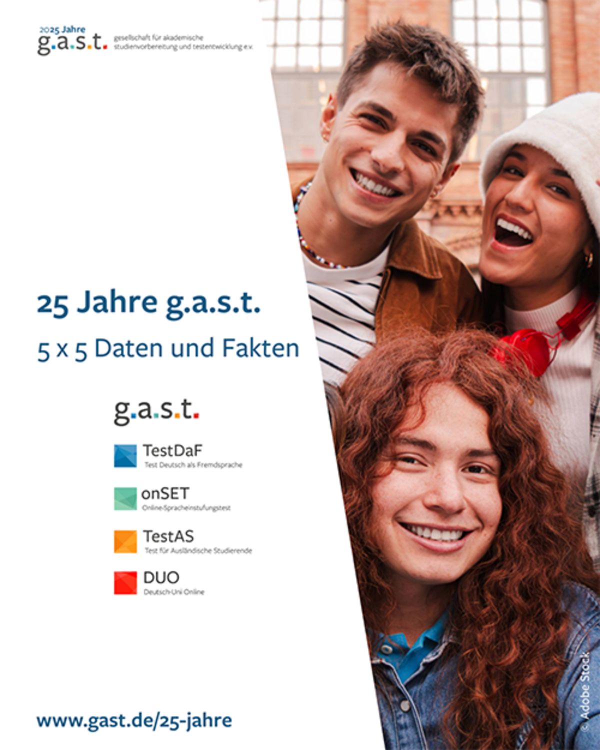 Das Imagebild titelt 25 Jahre g.a.s.t., 5x5 Daten und Fakten zu g.a.s.t. und zeigt eine fröhliche Gruppe junger Studierender.