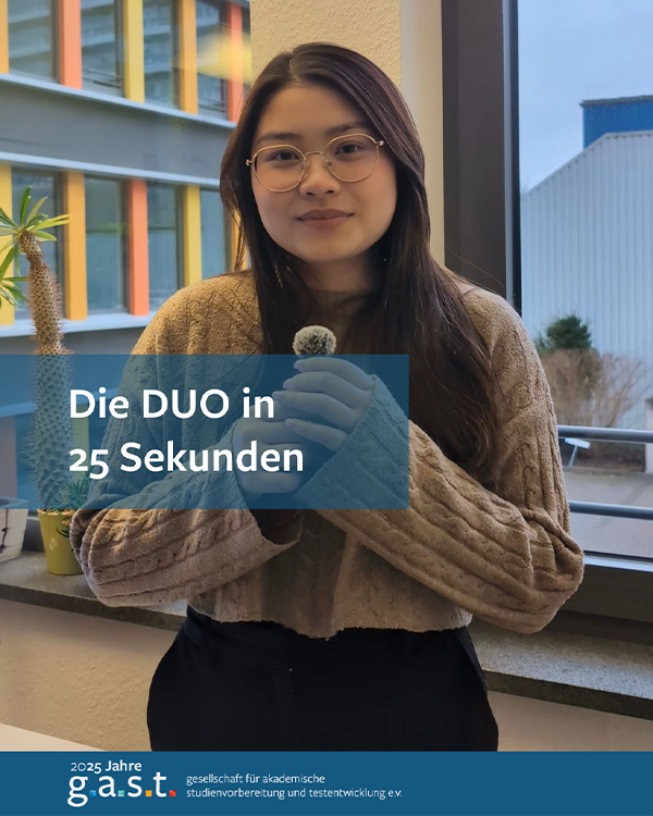 DUO erklärt in 25 Sekunden | g.a.s.t. Eine junge Frau hält ein Mikro in der Hand und erklärt die Lernplattform der DUO.